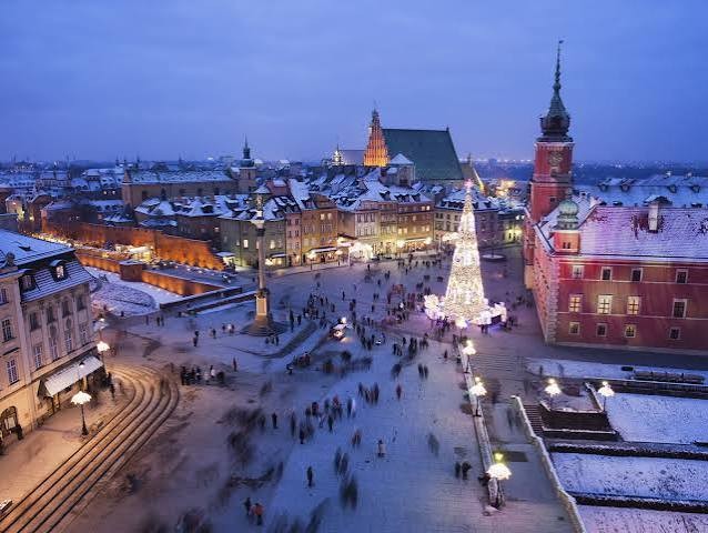 Castle Square and the Royal Castle in Warsaw's Old Town at dusk